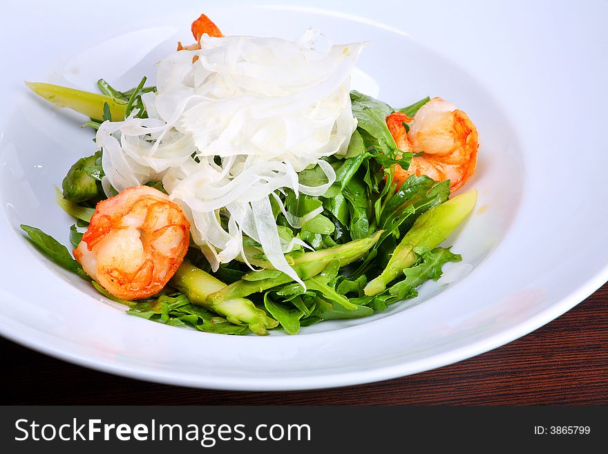 Green salad with king prawns, fennel and Roquefort cheese