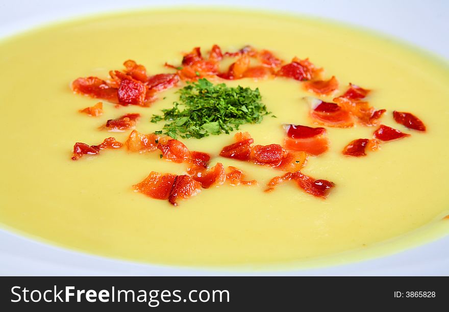 Creamy cauliflower soup with bacon