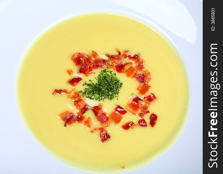Creamy cauliflower soup with bacon