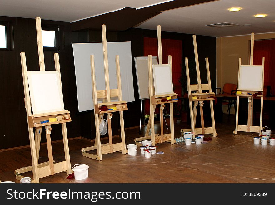 Five easels are ready for you
