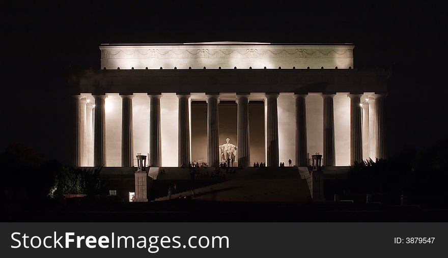 Abraham Lincoln memorial at night