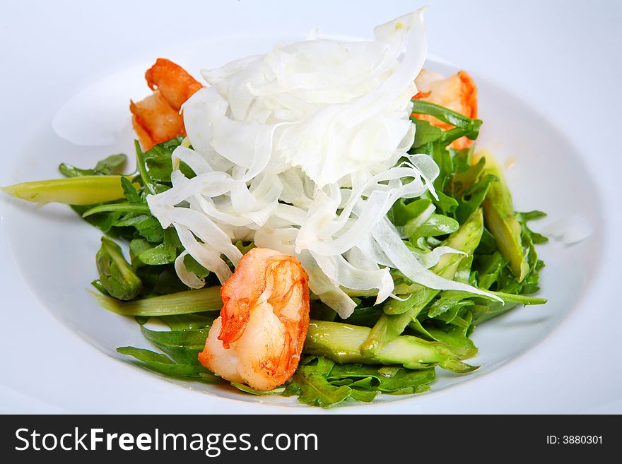 Green salad with king prawns, fennel and Roquefort cheese