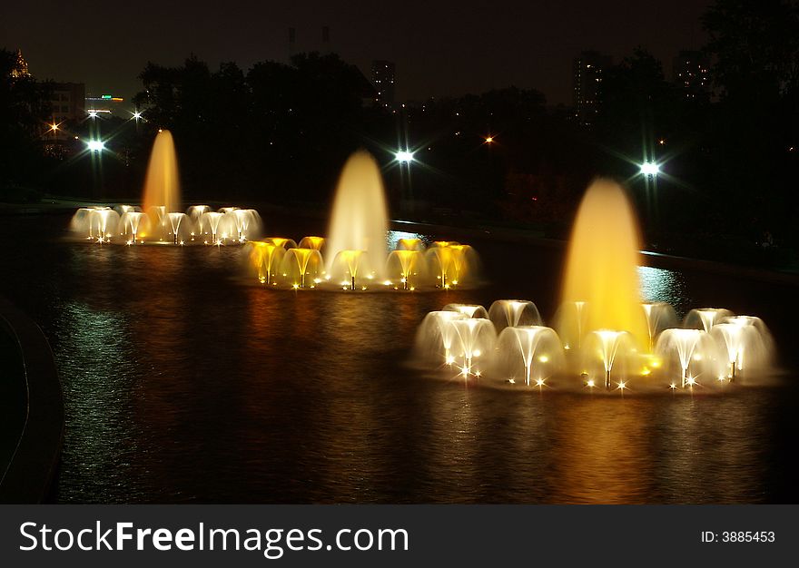 Three fountains rowed. A night scene