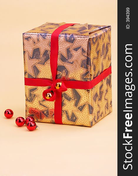 Gold gift package - goldenes Geschenkpaket. Gold gift package - goldenes Geschenkpaket