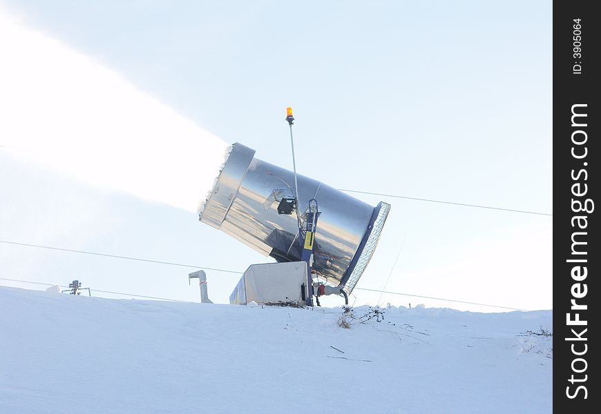 Snow gun make snow of water .