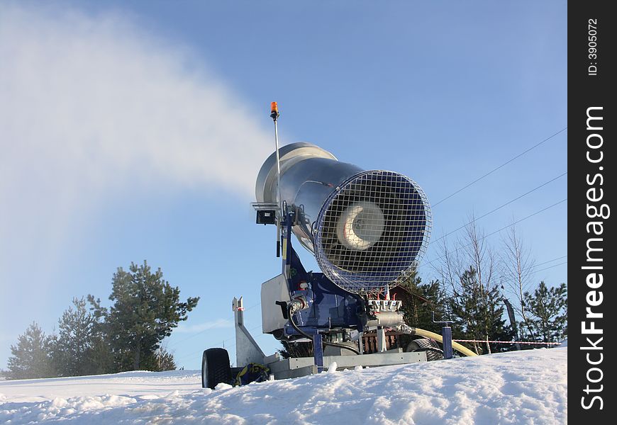 Snow gun make snow of water .