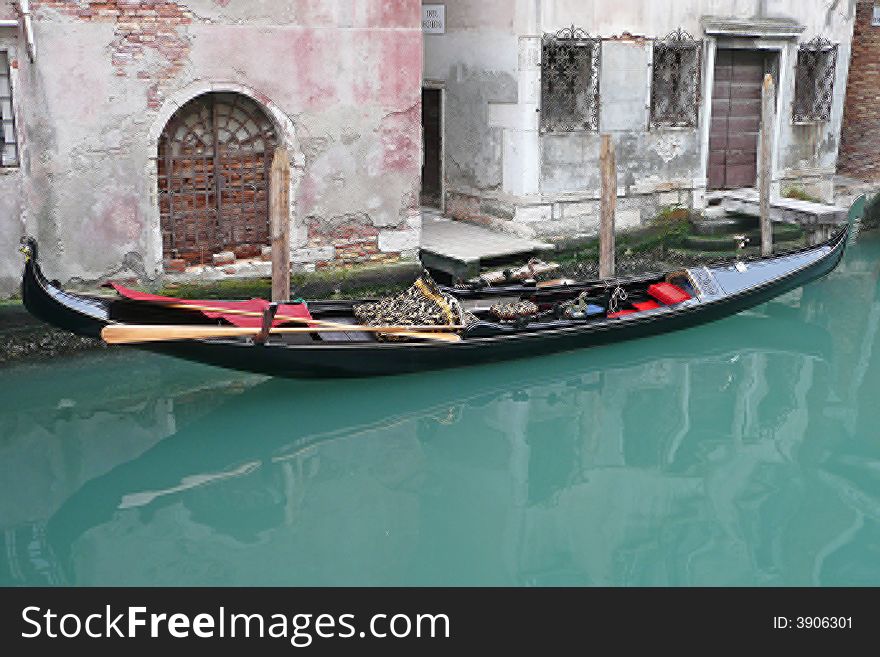 Some pictures of the real typical boat of Venice: the gondola