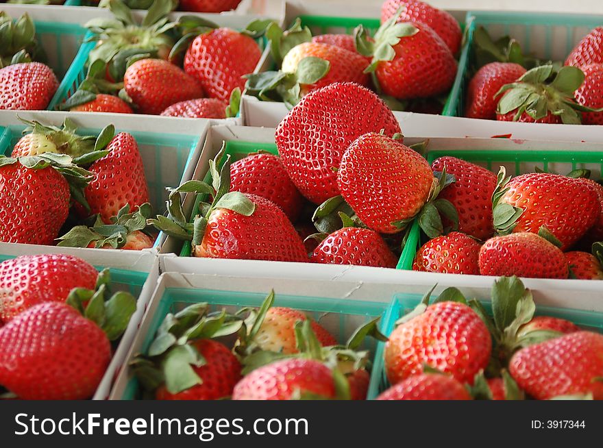 Photo of a crate of beautiful
strawberries.
