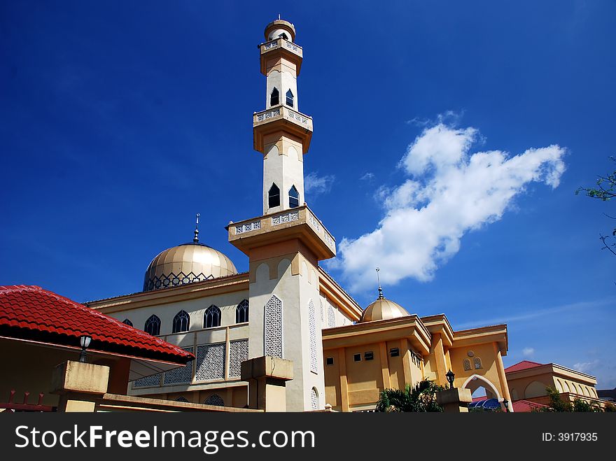 Focus a mosque image on the blue sky background