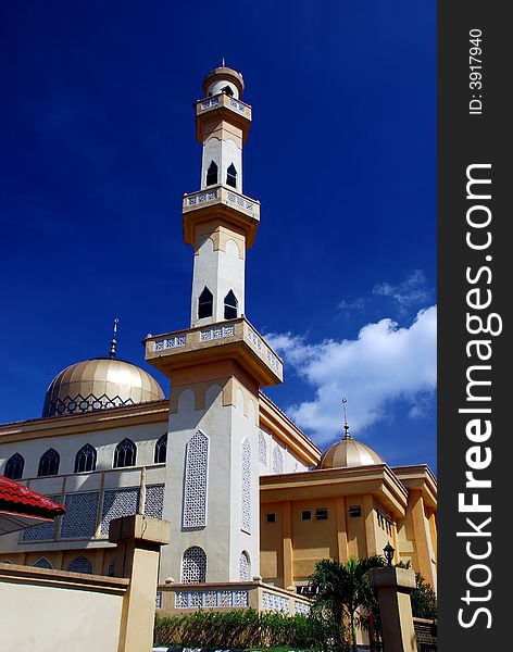 Focus a mosque image on the blue sky background