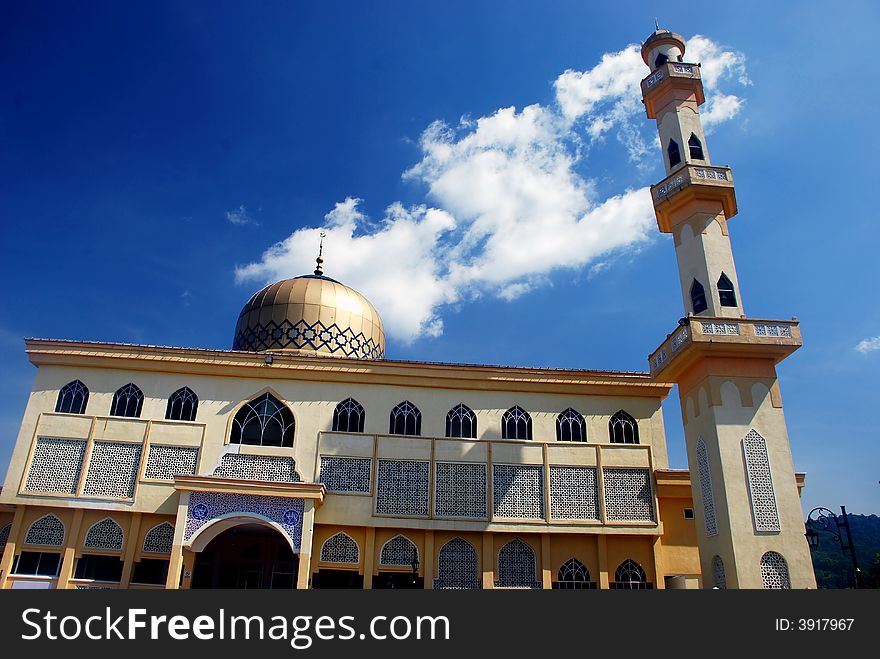 Focus a mosque image on the blue sky background