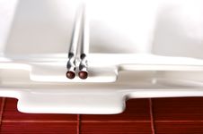 Wooden Chopsticks & White Plate Royalty Free Stock Photos Wooden Chopsticks & White Plate Royalty Free Stock Photos