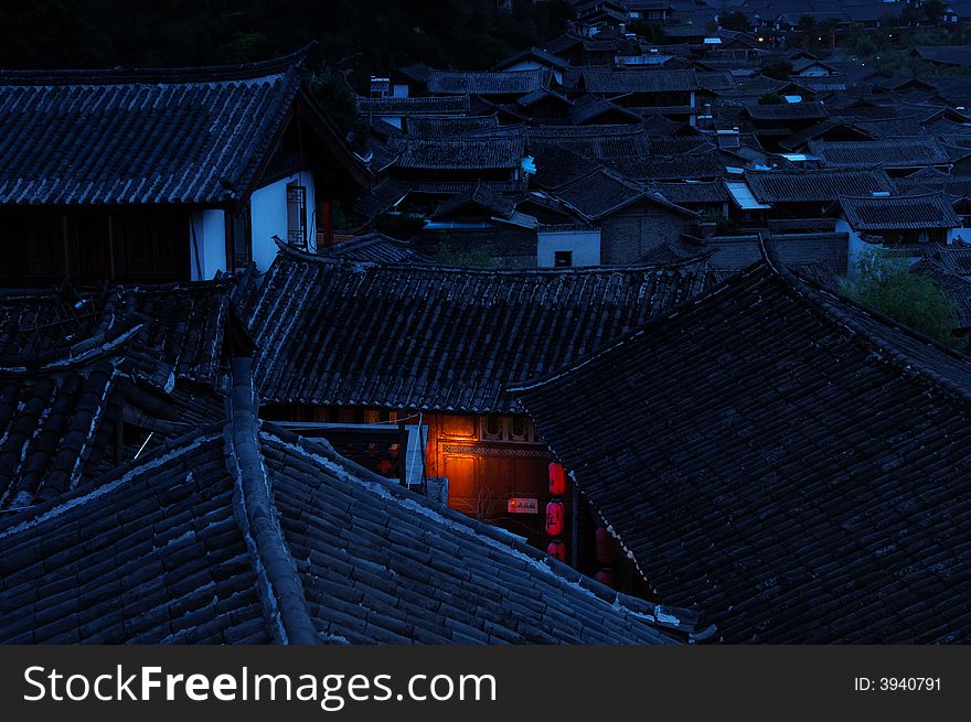 Old Town of Lijiang in southwest China's Yunnan Province, Lijiang City, also known as the Old Town of Lijiang town Institute, located in the central Dam Lijiang, it is historical and cultural city in China has not only the ancient city walls, 
    Old Town of Lijiang rivers in the construction of streets, clad in red breccia, not muddy the rainy season, the dry season will not fly ash, stone tread patterns on natural elegance, and the entire urban environment complement each other. 
    This is the Old Town of Lijiang morning.