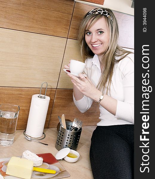 Smiling young woman in the kitchen.
