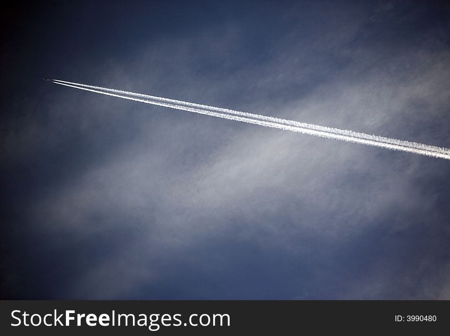 A Jet air plane speeds threw the sky