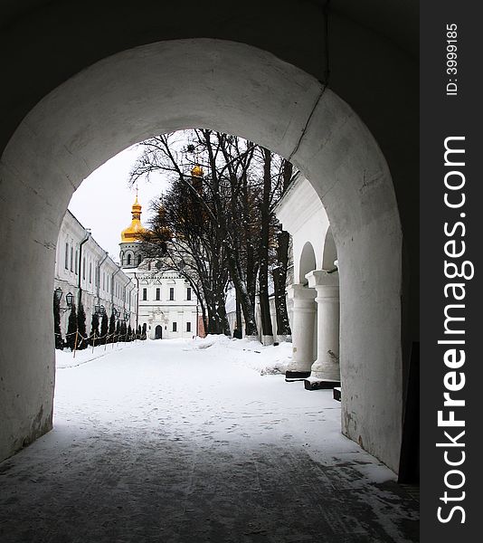 Northern entrance in Kiev-Pecherskyi  Laurels to the Big Uspenskyi cathedral