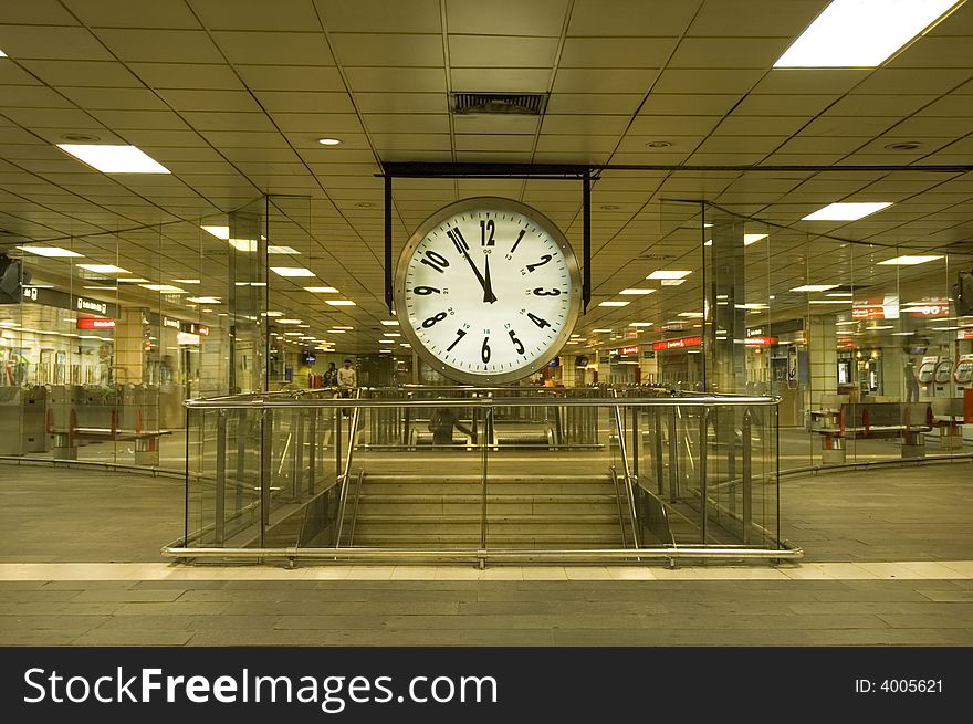 Huge clock showing the time 12 in 5 minutes