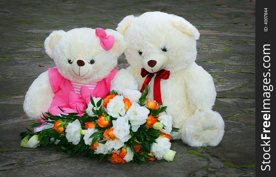 Par white teddy bear with flowers