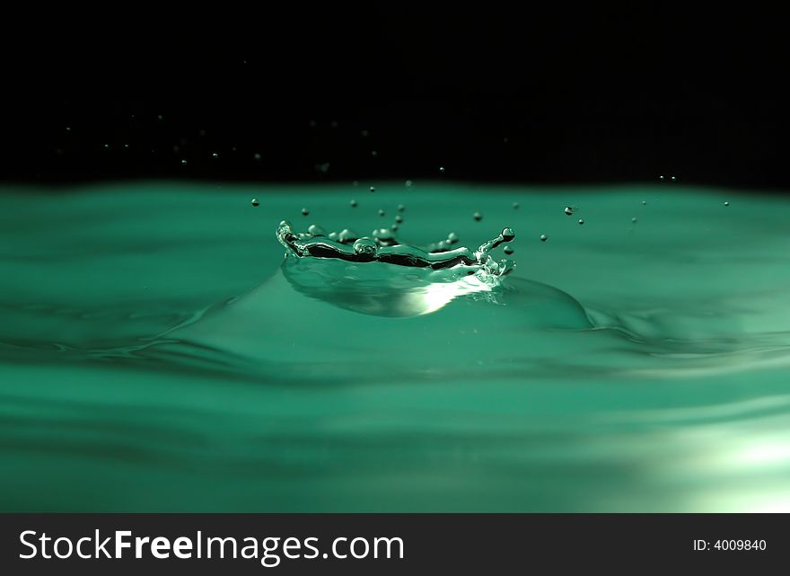 Movement of water is frozen by means of flash. Movement of water is frozen by means of flash