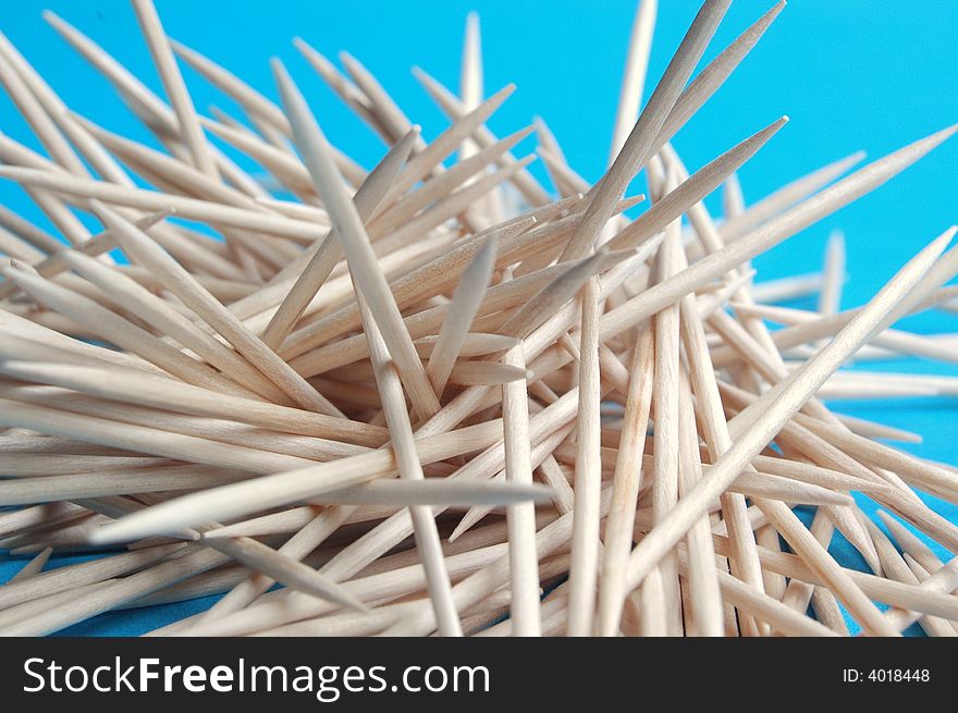 Toothpicks in a very unorganized pile.