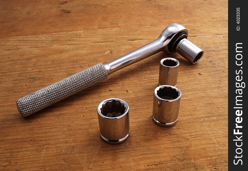 Socket wrench with 3 extra sockets