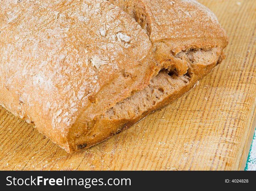 A fresh bread loaf on a wooden board