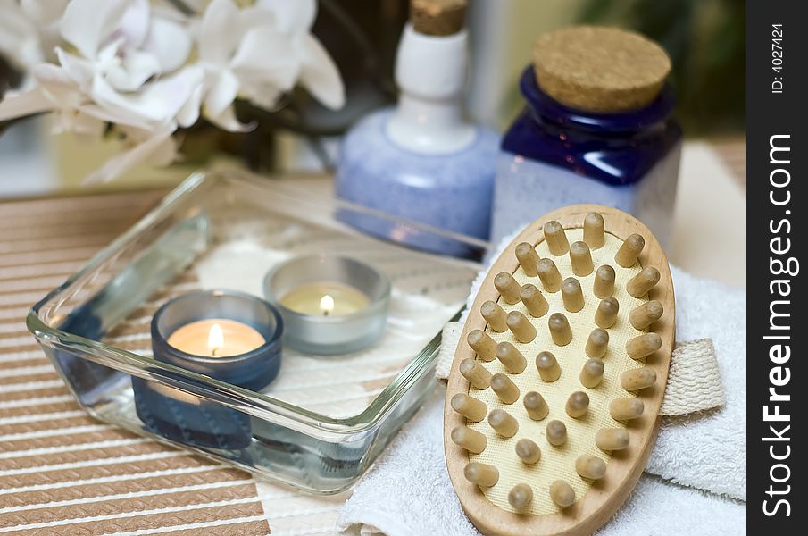 A spa composition consisting of 2 small candles submerged in a glass bowl and a massage brush. MORE SPA COMPOSITIONS ». A spa composition consisting of 2 small candles submerged in a glass bowl and a massage brush. MORE SPA COMPOSITIONS »