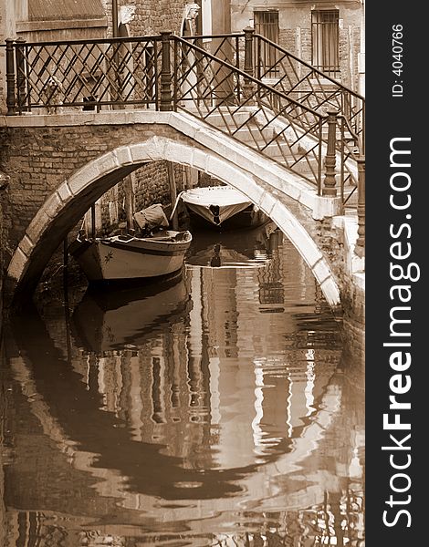 Foto di un ponte a venezia con riflessi e varche gondole mare laguna acqua. Foto di un ponte a venezia con riflessi e varche gondole mare laguna acqua