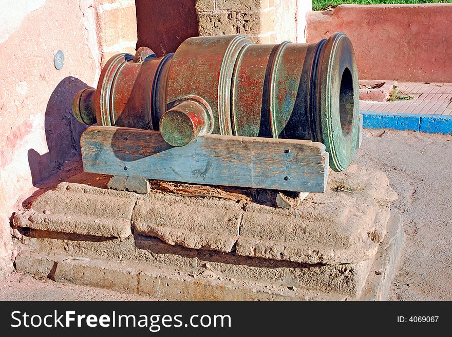 Morocco, Essaouira: antique short bronze cannon at the fortress door. Morocco, Essaouira: antique short bronze cannon at the fortress door