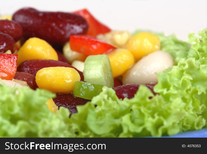 Mixed salad with red beans