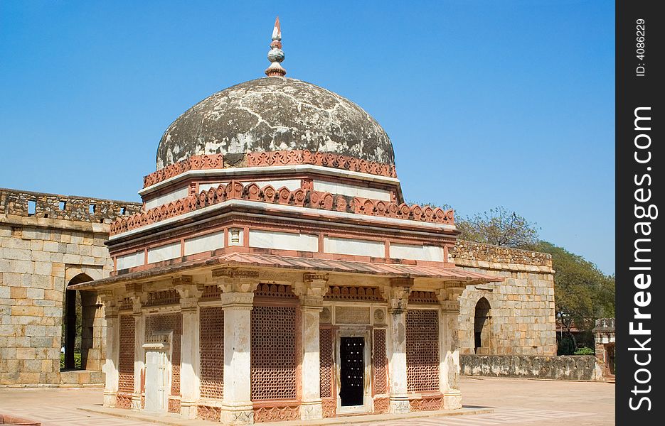 This is the photograph of tomb in a Qutub Minar(the tallest brick minaret in the world and situated in delh). This is the photograph of tomb in a Qutub Minar(the tallest brick minaret in the world and situated in delh).