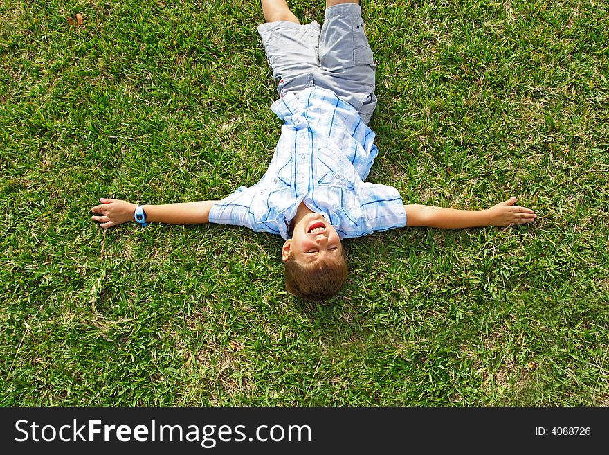 Little kid lying on the grass