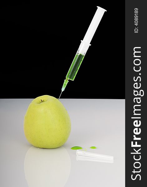 Green apple is ripe .Injecting. Green apple is ripe .Injecting