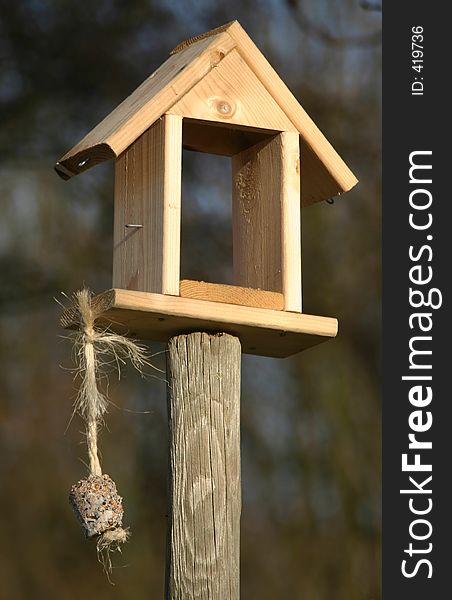 An empty birdfeeder, waiting for the first snow or bids, whatever comes first