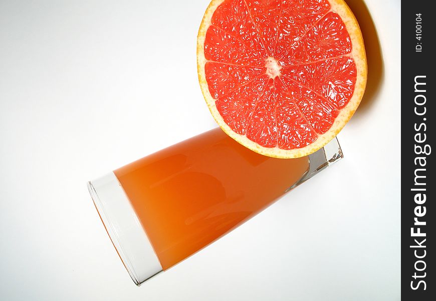 Grapefruit juice and half a grapefruit