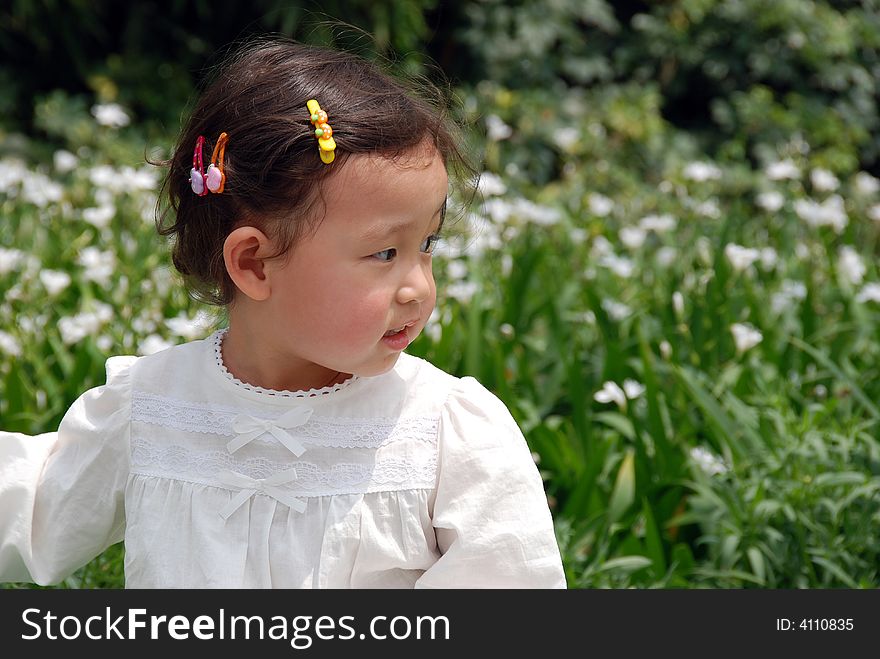 Beautiful girl in whiteï¼ŒIn front of white flowers