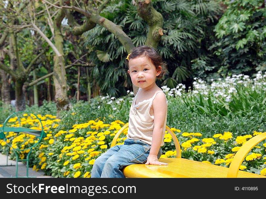 Beautiful china girl， In flowers 。 very hahppy！. Beautiful china girl， In flowers 。 very hahppy！