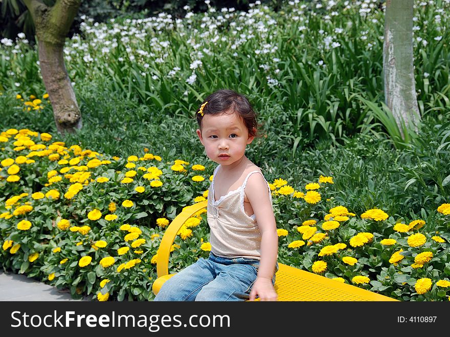 Beautiful china girl， In flowers 。 very hahppy！. Beautiful china girl， In flowers 。 very hahppy！