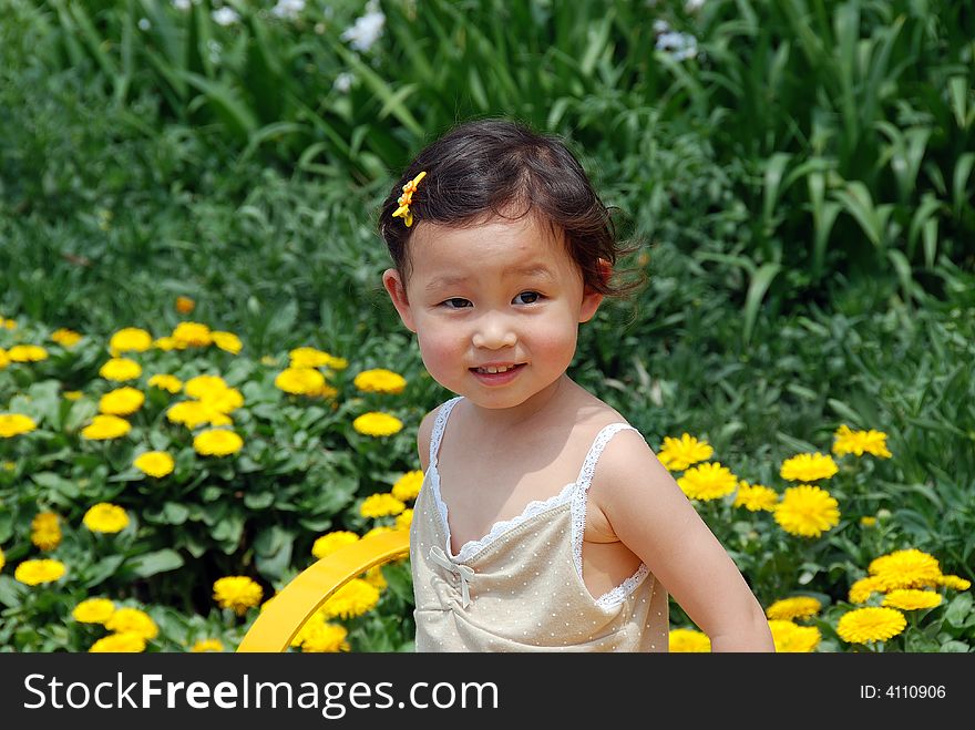 Beautiful china girl， In flowers 。 very hahppy！. Beautiful china girl， In flowers 。 very hahppy！