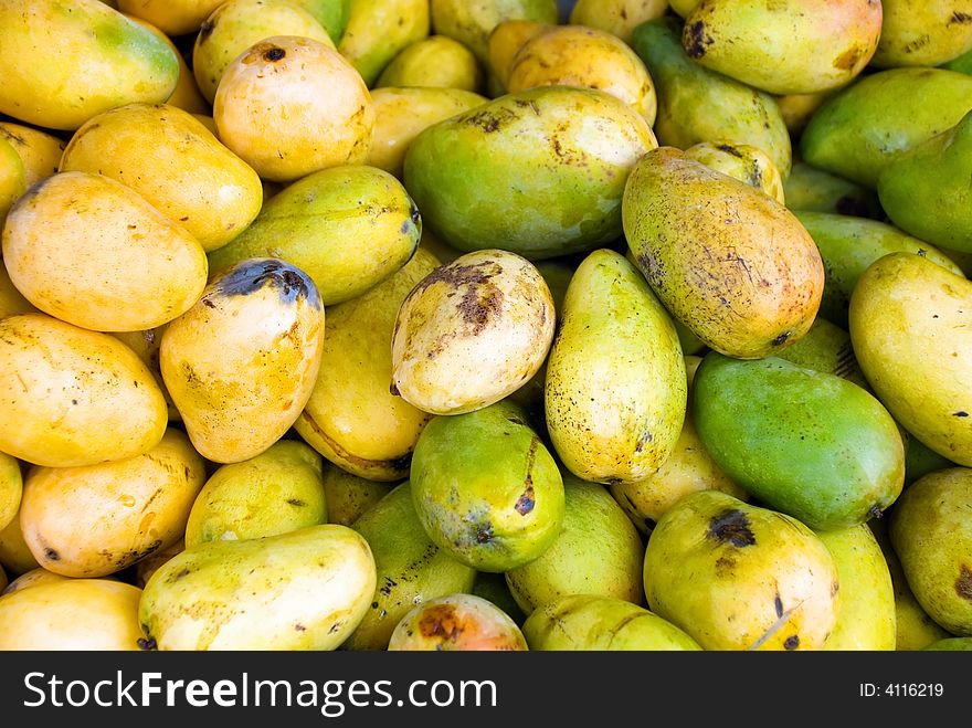 Pile of green and yellow mangos