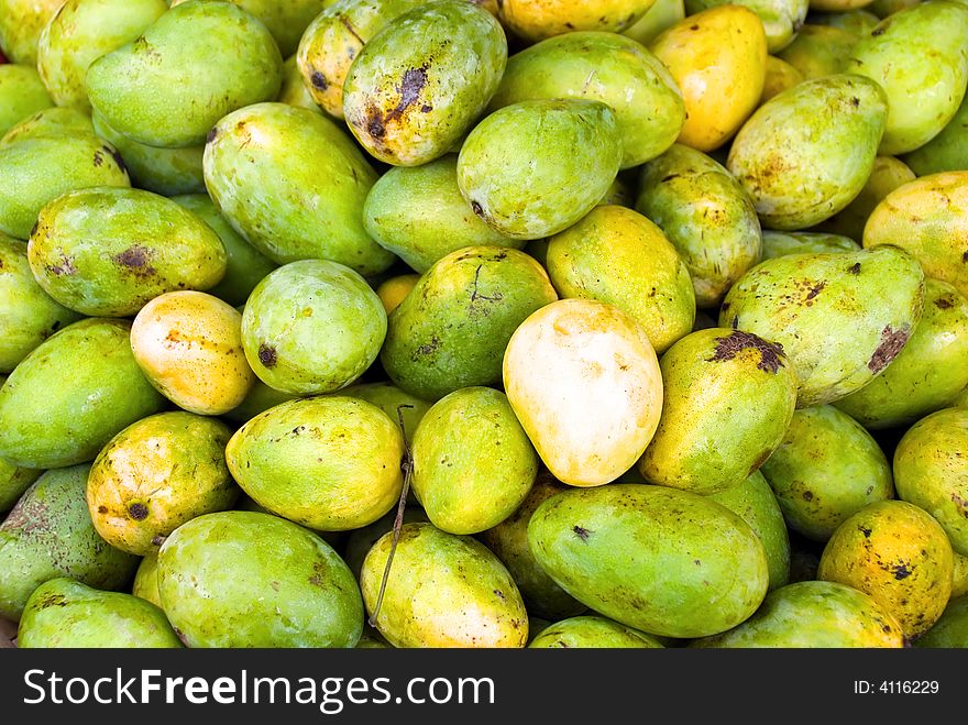 Pile of green and yellow mangos