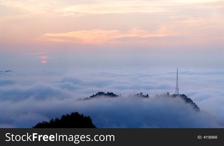 The sunrise and cloud plains of the Qianlin Mountains looks very beautiful.