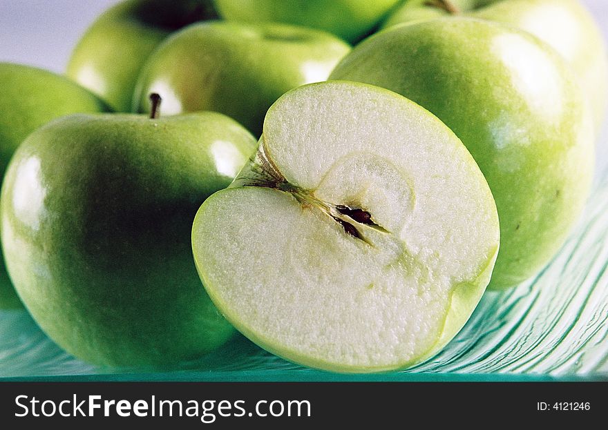 A plate of fresh green apples