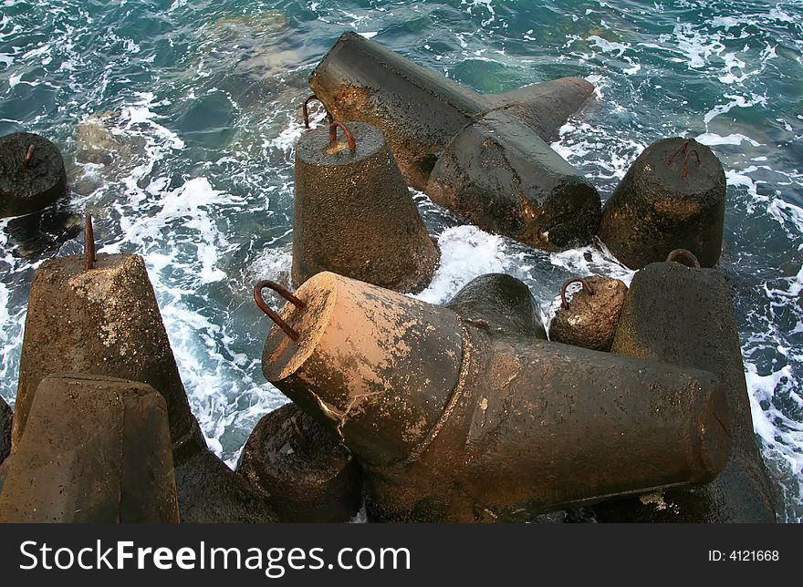 Waves fight about a concrete obstacle in a bay