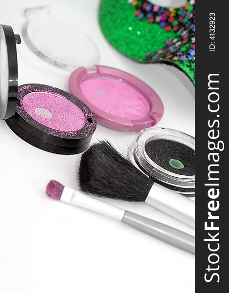 Pink eyeshadows and brush applicator