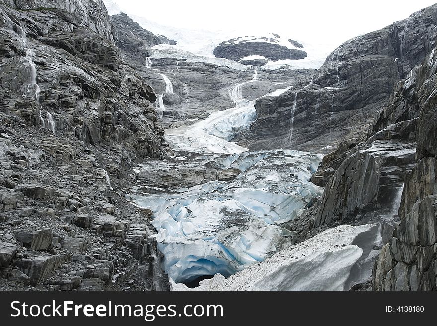 Glacier in Norway is among the rocks