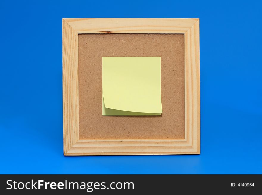 Yellow note paper is pinned to the framework, bulletin board.