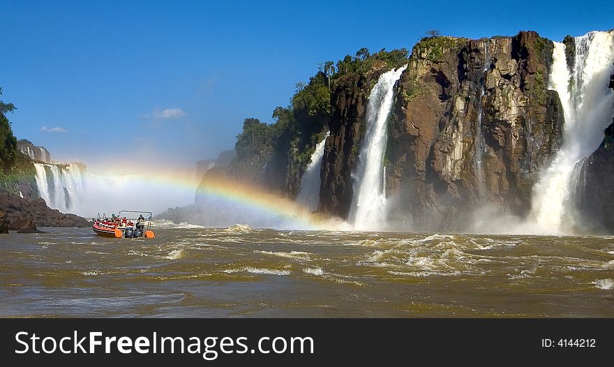 The rainbow of Iguaçu Falls appeared at 3 o'clock afternoon