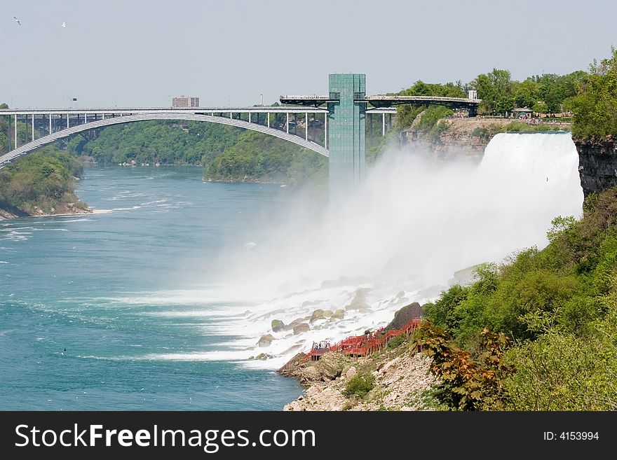 View of the american falls and the observation platform. View of the american falls and the observation platform