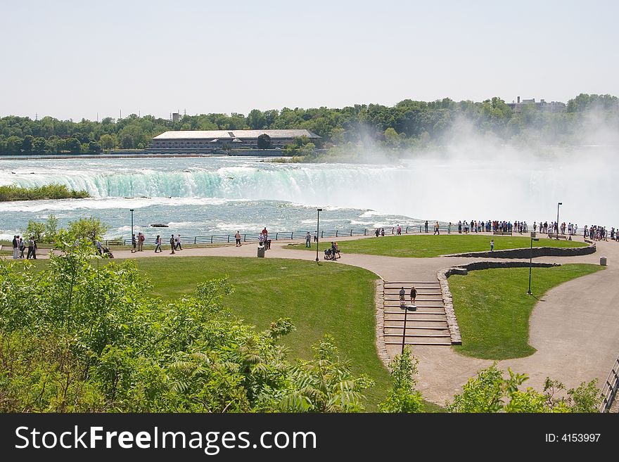 Horseshoe falls viewing platform and tourists